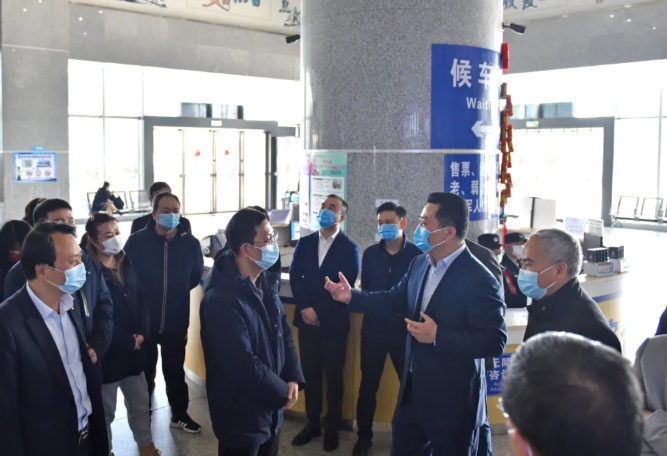 王曉向總部機(jī)關(guān)、都市城際公交干部員工拜年