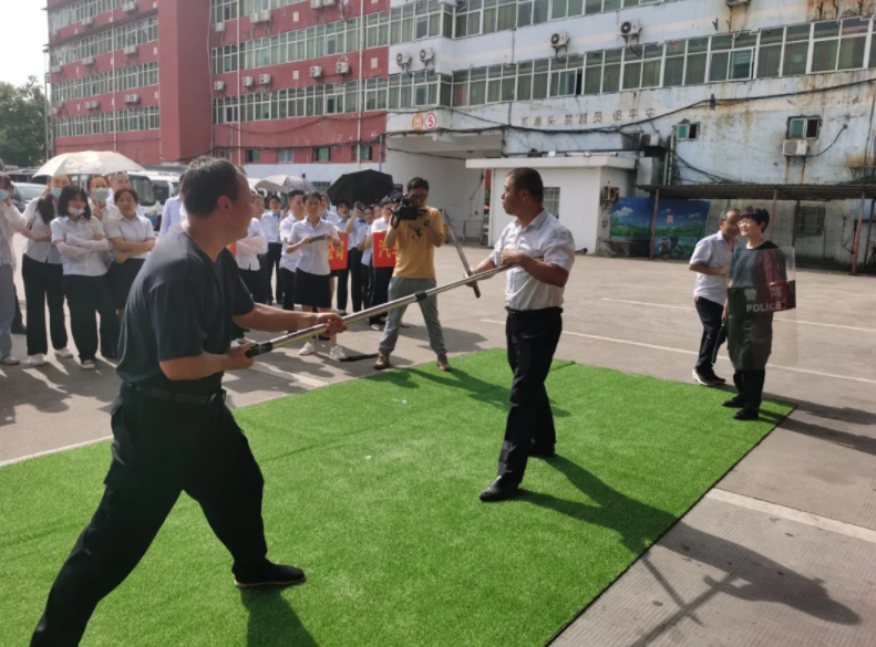 鷹潭長(zhǎng)運(yùn) 鷹潭公交 聯(lián)合市交通局、消防支隊(duì)開(kāi)展“消防應(yīng)急救援暨防恐防暴聯(lián)合演練”