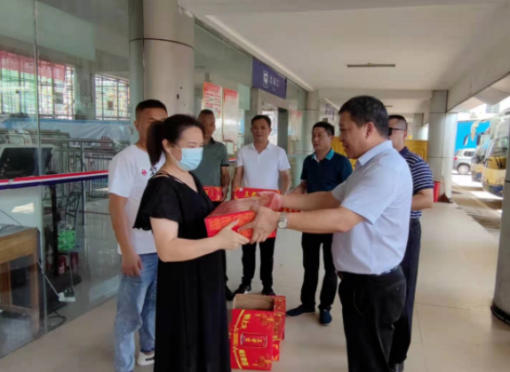 鷹潭長運 鷹潭公交 炎炎夏日送清涼 點點關(guān)懷傳真情