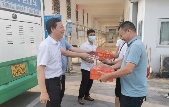 鷹潭長運 鷹潭公交 炎炎夏日送清涼 點點關(guān)懷傳真情