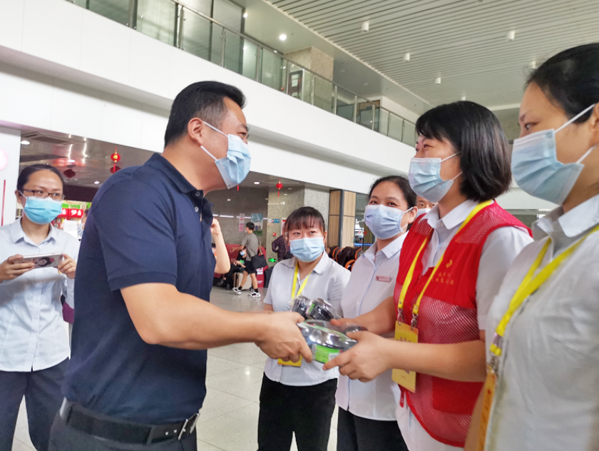 王曉慰問大通物流、都市城際公交一線干部職工