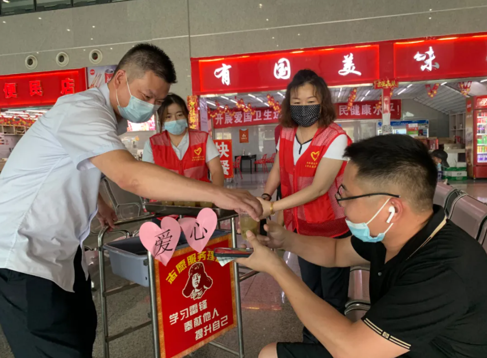 都市城際公交 長(zhǎng)途汽車(chē)西站、徐坊客運(yùn)站開(kāi)展送清涼活動(dòng)