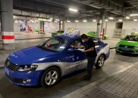 長運(yùn)出租  開展“將心比心·終端檢驗(yàn)”、“一心向黨·全心為民”專題活動