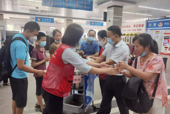 都市城際公交 開展 “我為群眾辦實事，夏日炎炎送清涼”活動