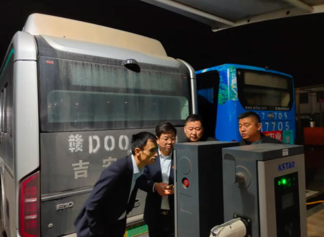 吉安公交 開展充電站場(chǎng)夜間巡查