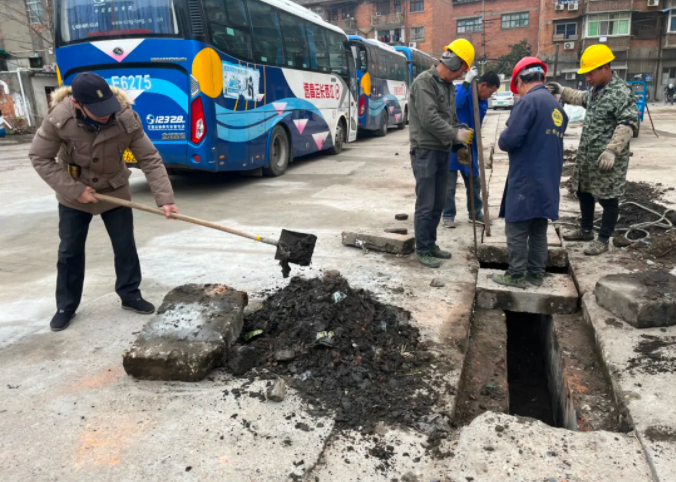 長(zhǎng)運(yùn)物業(yè)：疏通下水管道 保障停車(chē)場(chǎng)地面排水順暢