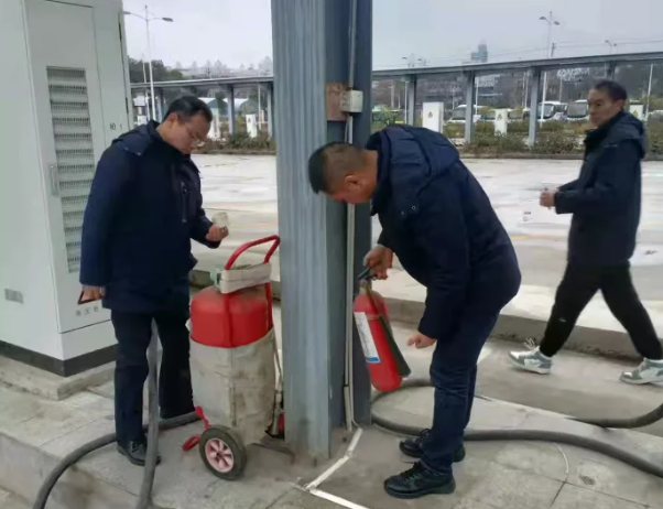 1月29日，南昌市迎來2022年第一場降雪。為進一步防范雨、雪、冰凍等惡劣天氣對道路旅客運輸?shù)牟焕绊懀苊飧黜棸踩a(chǎn)事故，都市城際公交成立了四個安全檢查組一早趕赴現(xiàn)場，對各單位應對雨、雪寒潮天氣安全防范責任、防范措施的落實情況進行督導檢查。檢查組重點對車輛安全例檢操作流程、車輛安全技術(shù)狀況，駕駛員從業(yè)資格證以及車輛