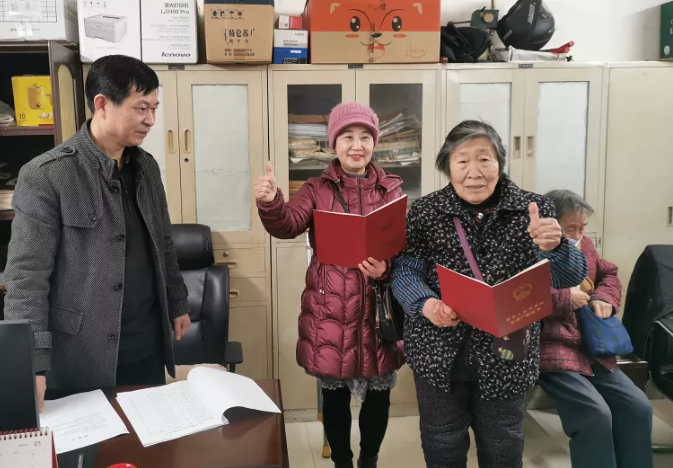 長(zhǎng)鴻物業(yè)：為民解憂(yōu) 助居民領(lǐng)到房產(chǎn)證