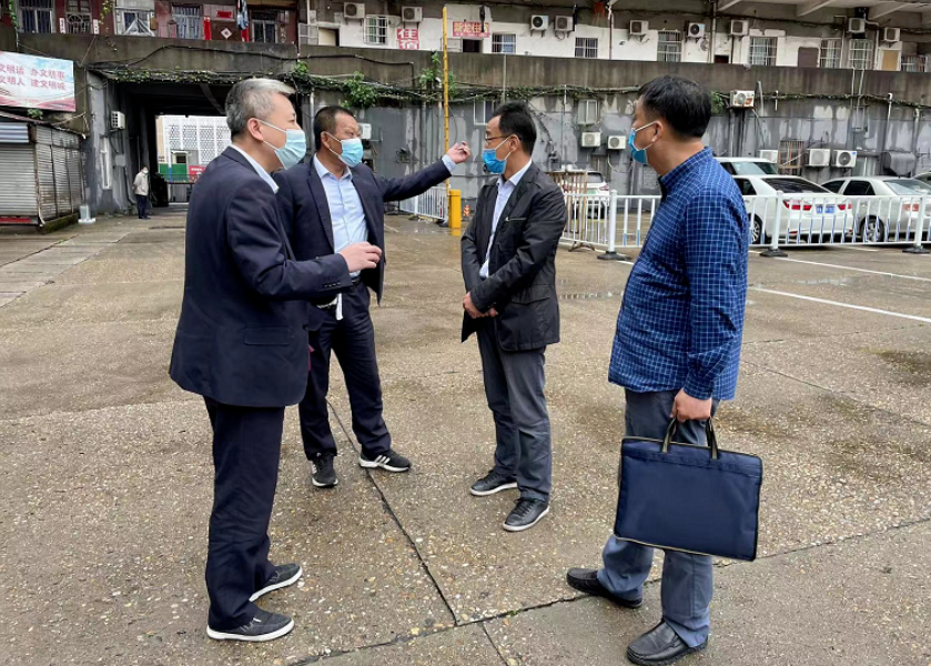 穆孫祥一行深入長運出租、都市城際公交青山客運分公司、加油站督導疫情防控工作