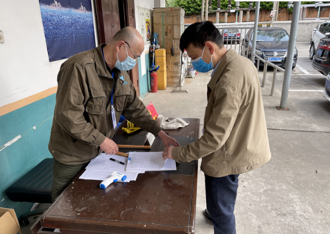 黃俊督導(dǎo)長鴻物業(yè)、長運出租、都市城際公交疫情防控工作