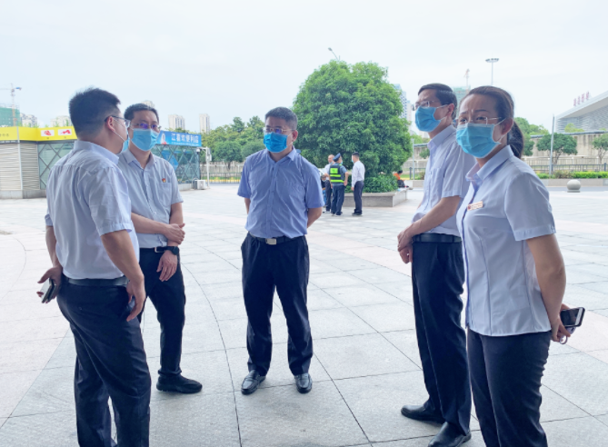 張小平督導(dǎo)長(zhǎng)途汽車西站復(fù)工復(fù)產(chǎn)、疫情防控及“端午節(jié)”安全運(yùn)輸工作