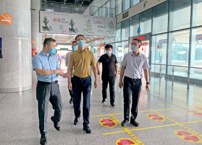 葛威敏督導(dǎo)南昌長途汽車西站常態(tài)化疫情防控、安全運輸工作