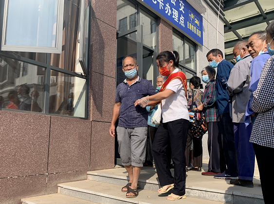 上饒汽運(yùn)  德興鎮(zhèn)村公交積極開展敬老卡、愛心卡年審工作