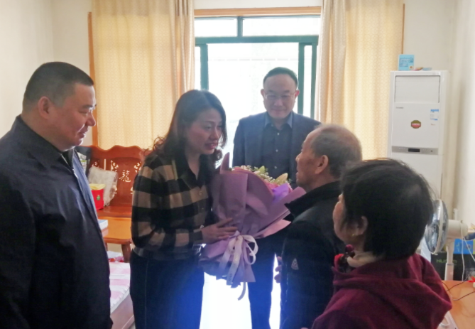 省總工會領(lǐng)導(dǎo)慰問全國勞動模范、江西長運退休職工高國軍 胡維泉陪同