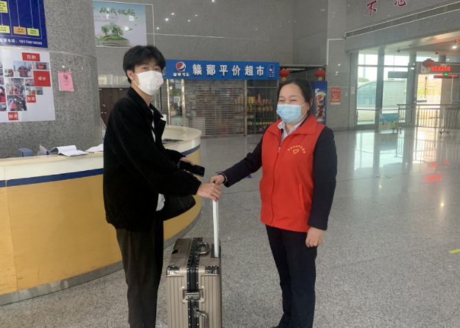 都市城際公交：站、車聯(lián)手尋失物 旅客領(lǐng)回樂開花