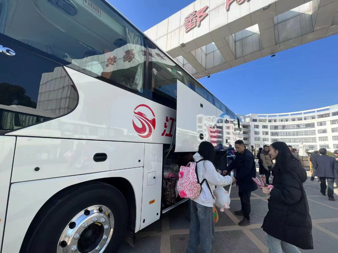 鄱陽長(zhǎng)運(yùn):開通學(xué)子返鄉(xiāng)直通車 精準(zhǔn)護(hù)航學(xué)子回家路