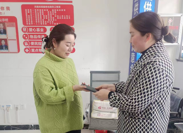 鄱陽長運(yùn)：旅客大意失手機(jī) 車站拾金不昧暖人心