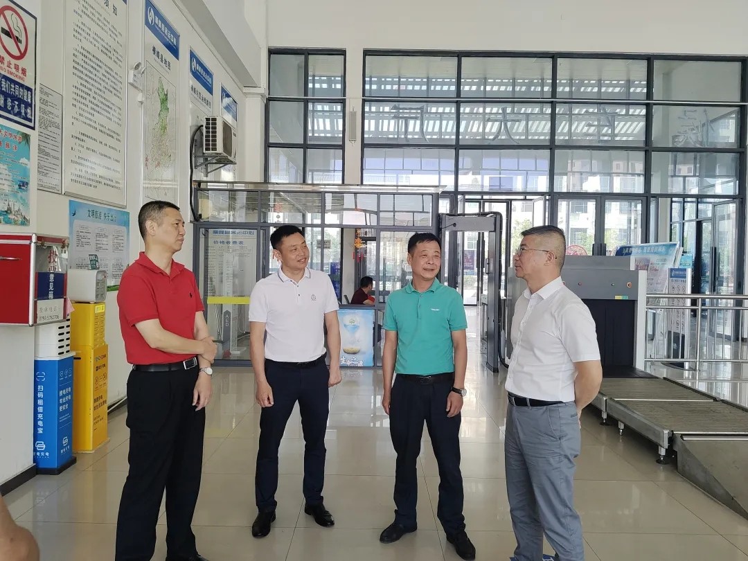 胡勁松一行檢查上饒汽運、鷹潭公司安全生產(chǎn)工作