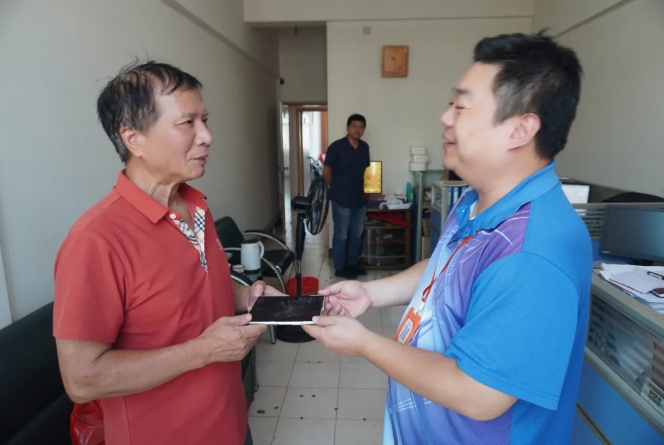 撫州長運：監(jiān)控下細(xì)心察看 找回萬元手機