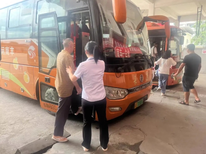 撫州長(zhǎng)運(yùn):售票員助老人踏上回家路
