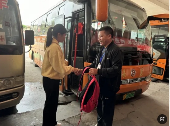 撫州長運(yùn):粗心的孩子拿到書包后笑了